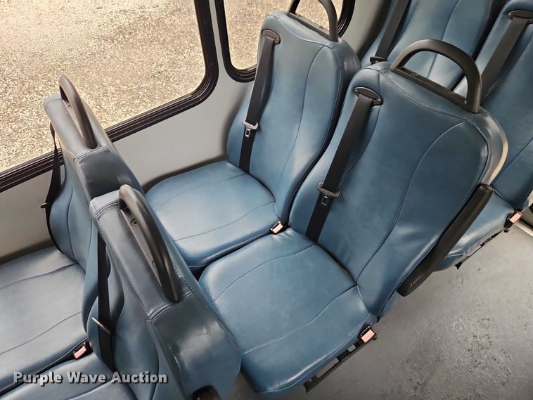 image for item EO7327 2005 Ford E450 shuttle bus
