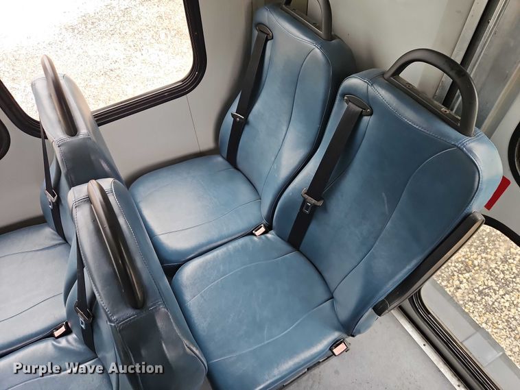 image for item EO7327 2005 Ford E450 shuttle bus