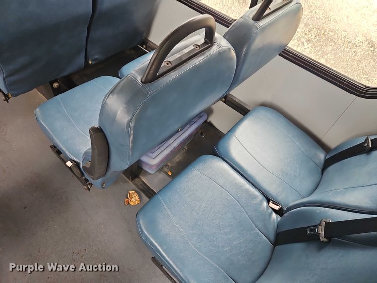 image for item EO7327 2005 Ford E450 shuttle bus