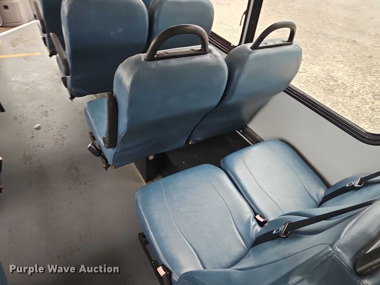 image for item EO7327 2005 Ford E450 shuttle bus
