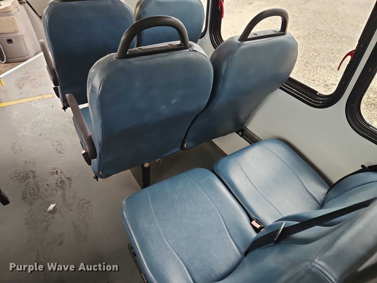 image for item EO7327 2005 Ford E450 shuttle bus