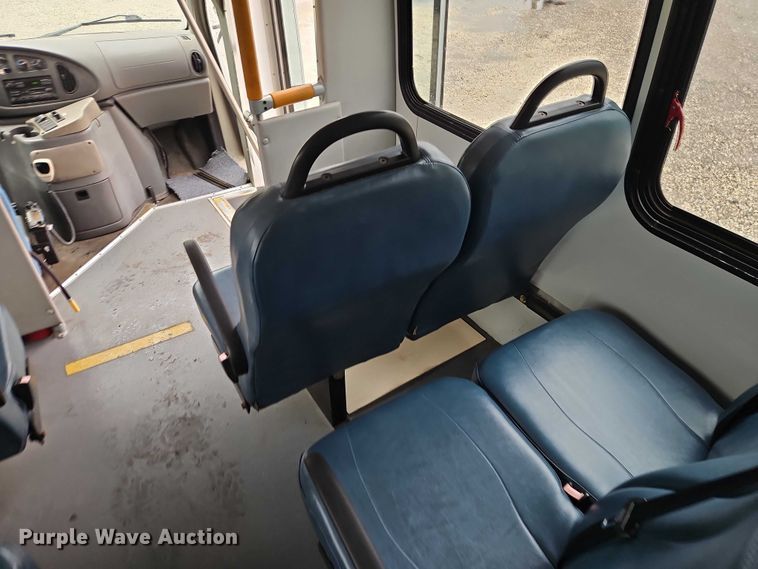 image for item EO7327 2005 Ford E450 shuttle bus