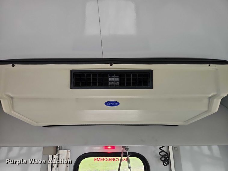 image for item EO7327 2005 Ford E450 shuttle bus