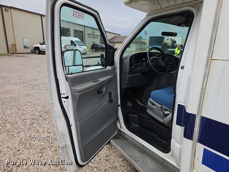image for item EO7327 2005 Ford E450 shuttle bus