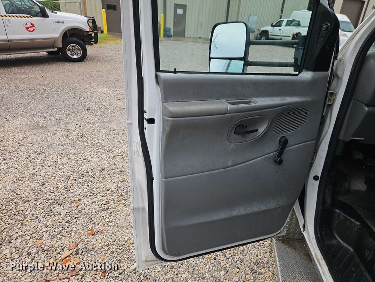 image for item EO7327 2005 Ford E450 shuttle bus