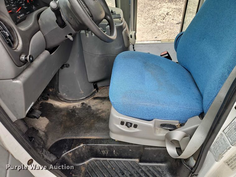 image for item EO7327 2005 Ford E450 shuttle bus