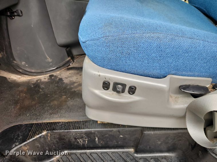 image for item EO7327 2005 Ford E450 shuttle bus