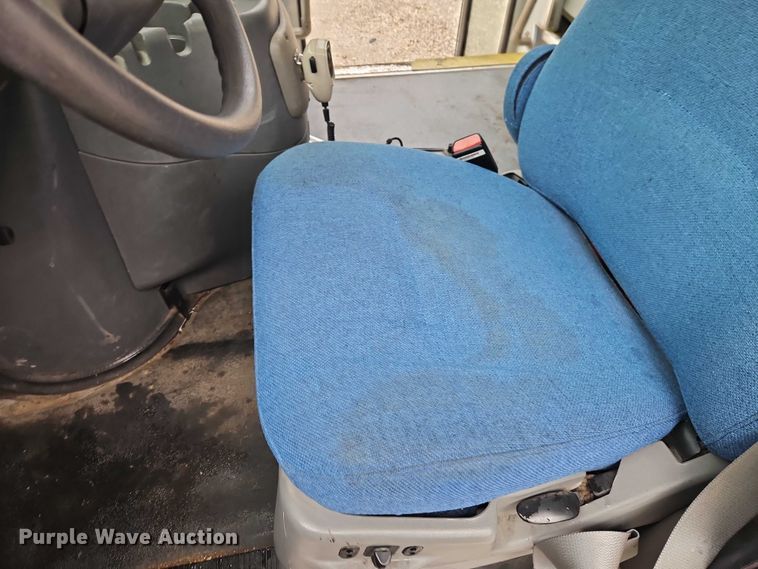 image for item EO7327 2005 Ford E450 shuttle bus