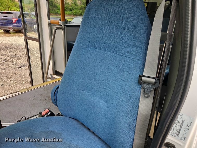 image for item EO7327 2005 Ford E450 shuttle bus