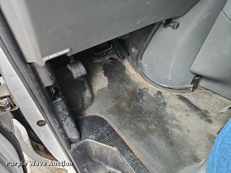 image for item EO7327 2005 Ford E450 shuttle bus