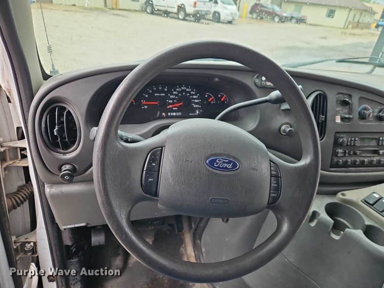 image for item EO7327 2005 Ford E450 shuttle bus