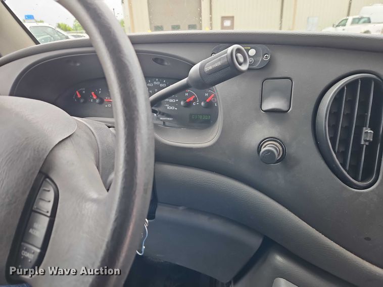 image for item EO7327 2005 Ford E450 shuttle bus