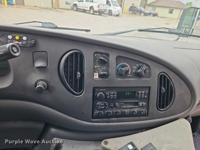 image for item EO7327 2005 Ford E450 shuttle bus