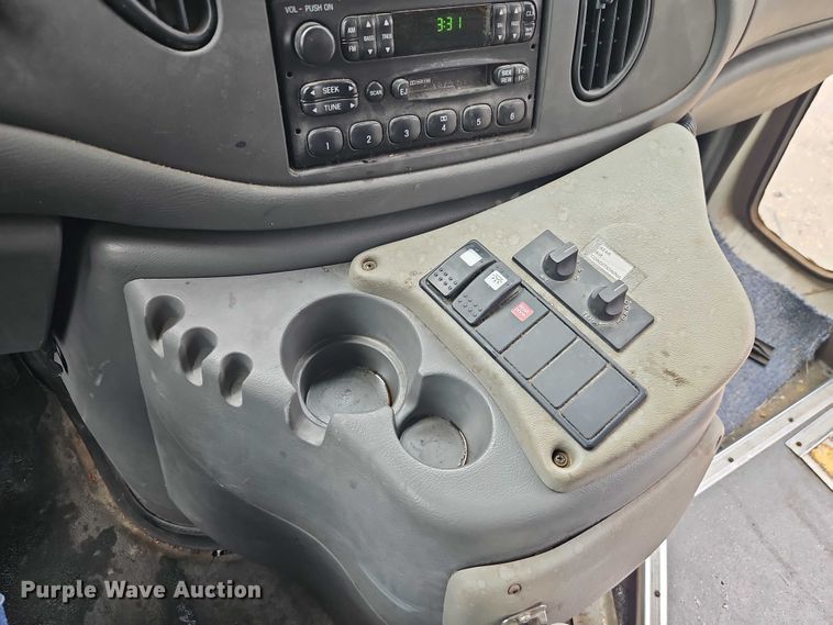 image for item EO7327 2005 Ford E450 shuttle bus