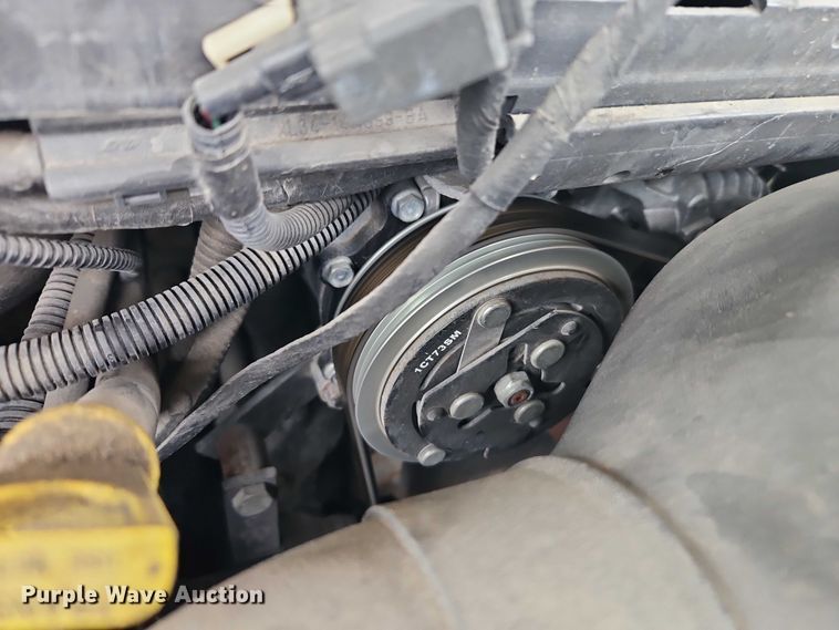 image for item EO7327 2005 Ford E450 shuttle bus