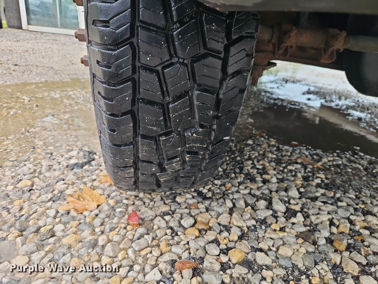 image for item EO7327 2005 Ford E450 shuttle bus