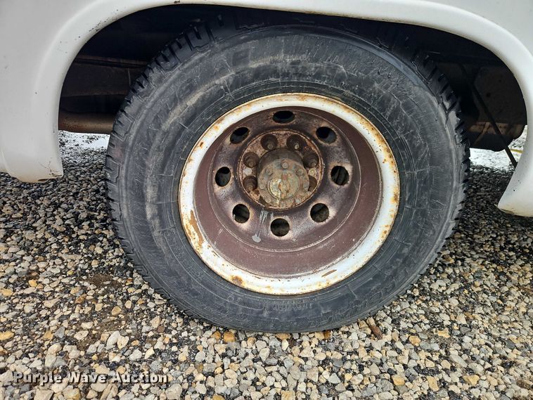 image for item EO7327 2005 Ford E450 shuttle bus