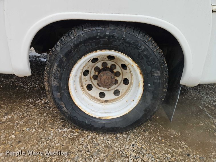 image for item EO7327 2005 Ford E450 shuttle bus