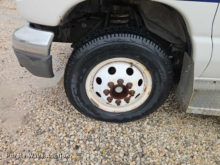 image for item EO7327 2005 Ford E450 shuttle bus