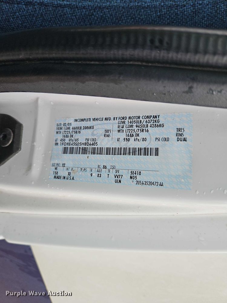 image for item EO7327 2005 Ford E450 shuttle bus