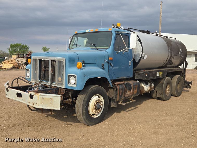 image for item ER1615 1999 International 2554 oil distributor truck