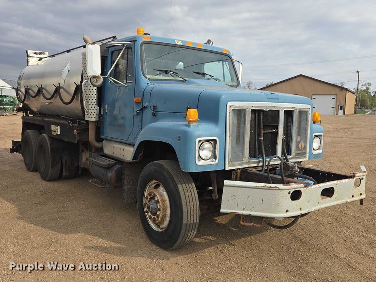 image for item ER1615 1999 International 2554 oil distributor truck