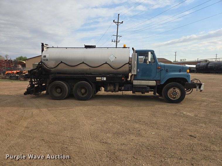 image for item ER1615 1999 International 2554 oil distributor truck