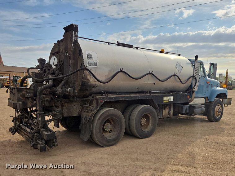 image for item ER1615 1999 International 2554 oil distributor truck