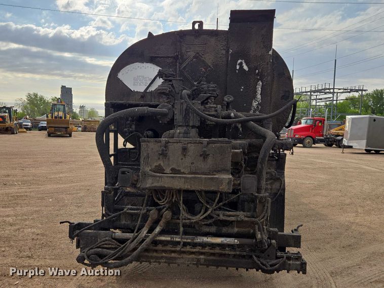 image for item ER1615 1999 International 2554 oil distributor truck