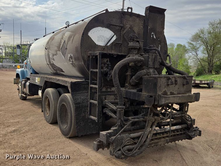 image for item ER1615 1999 International 2554 oil distributor truck