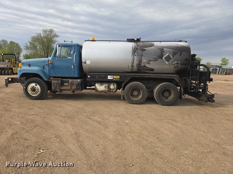 image for item ER1615 1999 International 2554 oil distributor truck