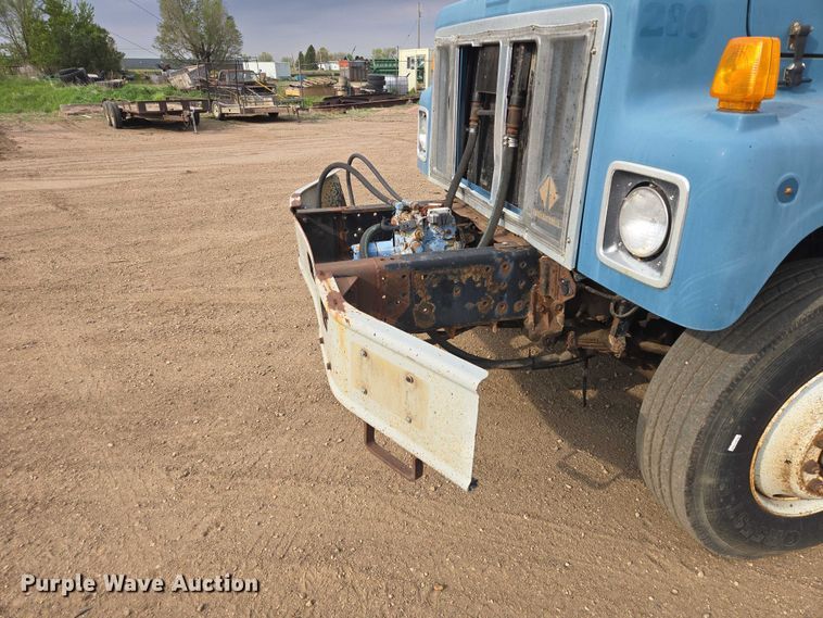 image for item ER1615 1999 International 2554 oil distributor truck
