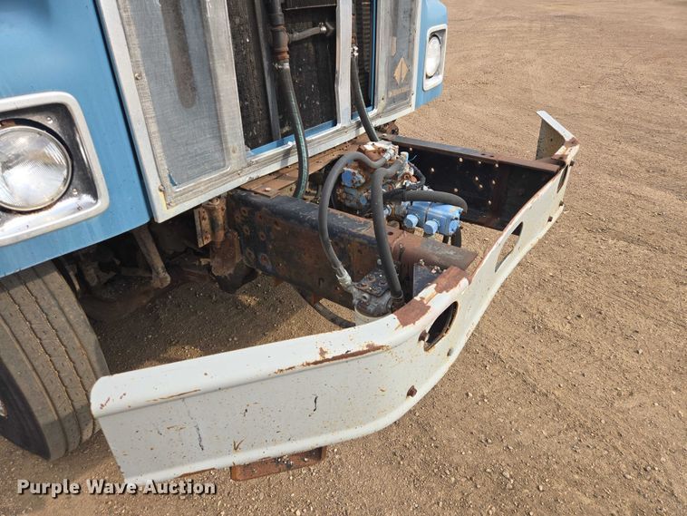 image for item ER1615 1999 International 2554 oil distributor truck