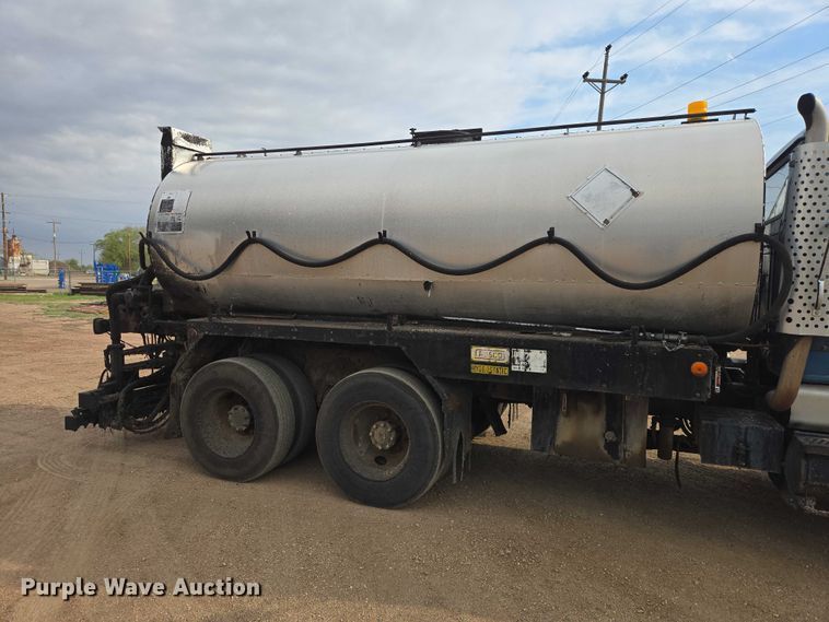 image for item ER1615 1999 International 2554 oil distributor truck