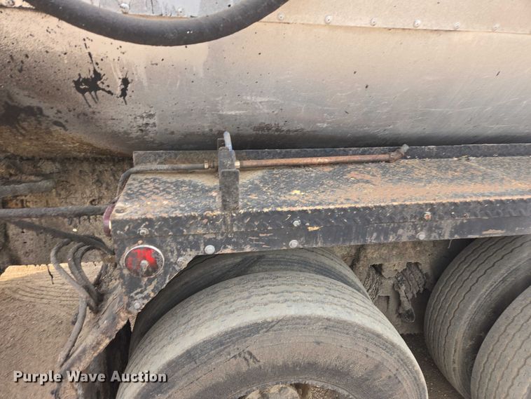 image for item ER1615 1999 International 2554 oil distributor truck