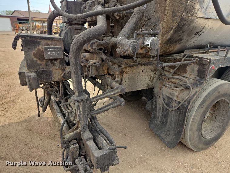 image for item ER1615 1999 International 2554 oil distributor truck