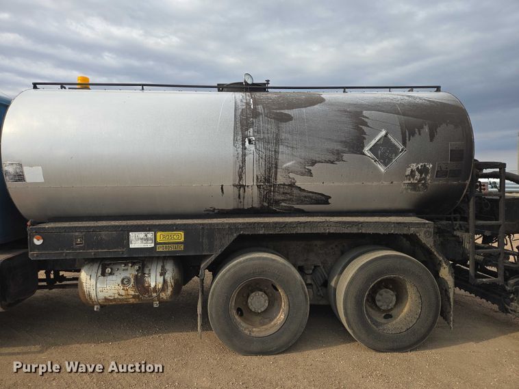 image for item ER1615 1999 International 2554 oil distributor truck