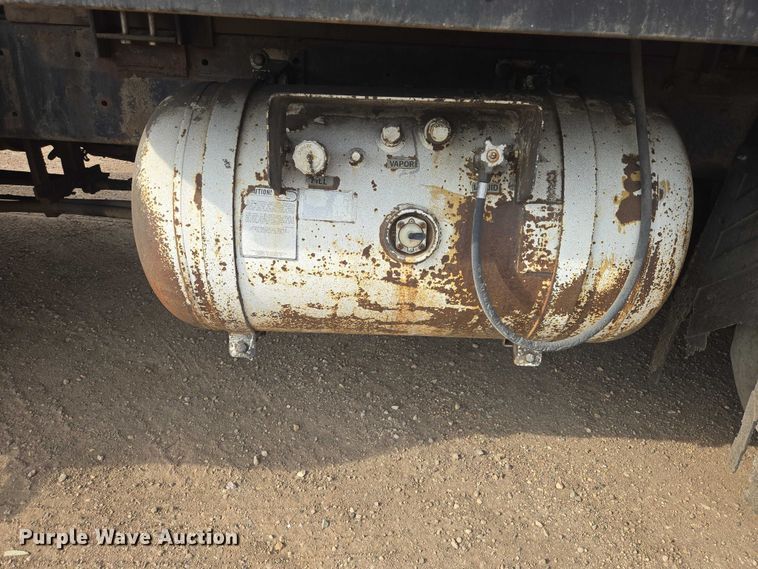 image for item ER1615 1999 International 2554 oil distributor truck