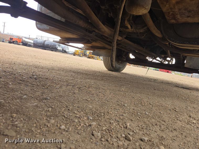 image for item ER1615 1999 International 2554 oil distributor truck