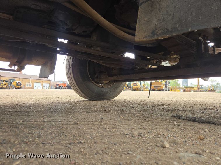 image for item ER1615 1999 International 2554 oil distributor truck