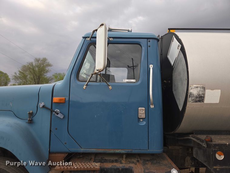 image for item ER1615 1999 International 2554 oil distributor truck