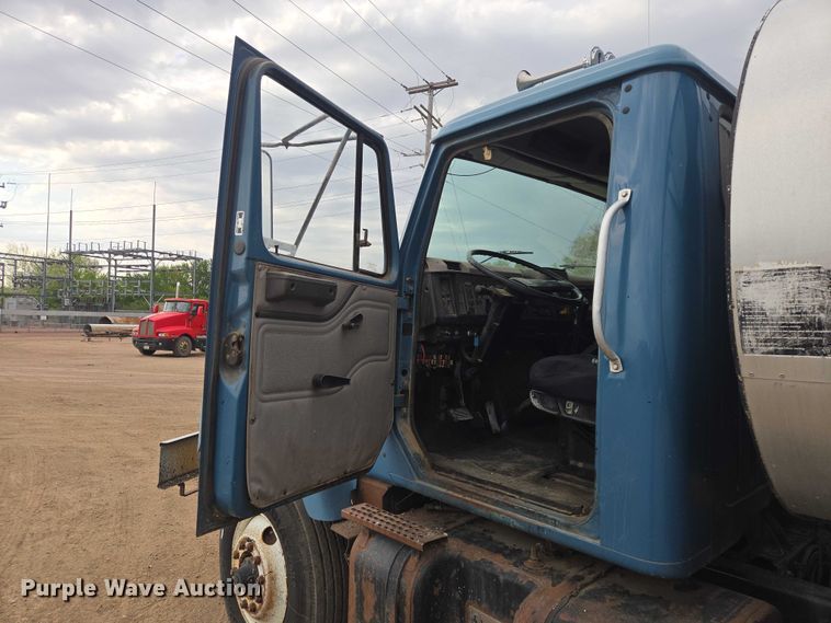 image for item ER1615 1999 International 2554 oil distributor truck