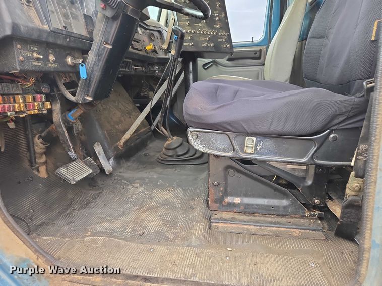 image for item ER1615 1999 International 2554 oil distributor truck