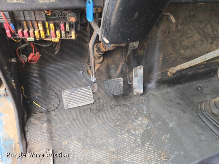 image for item ER1615 1999 International 2554 oil distributor truck