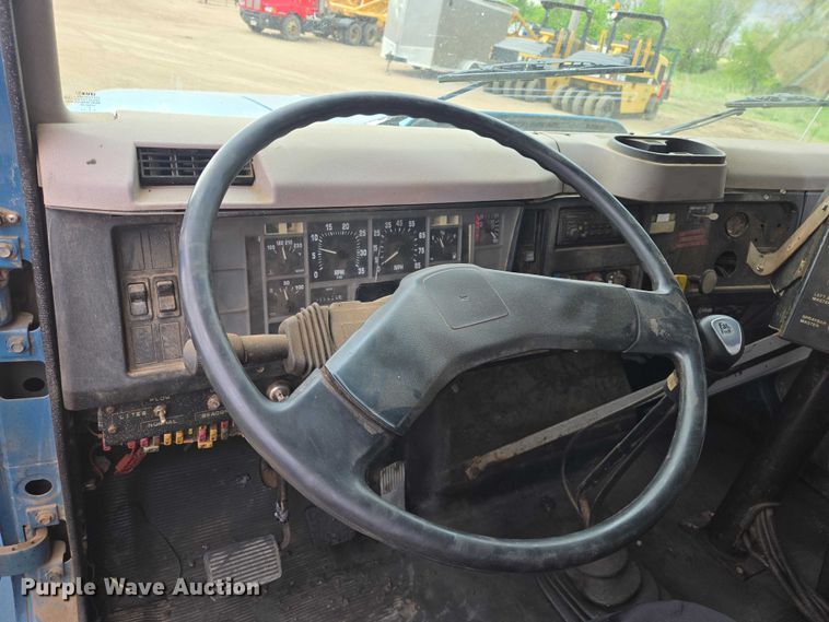 image for item ER1615 1999 International 2554 oil distributor truck