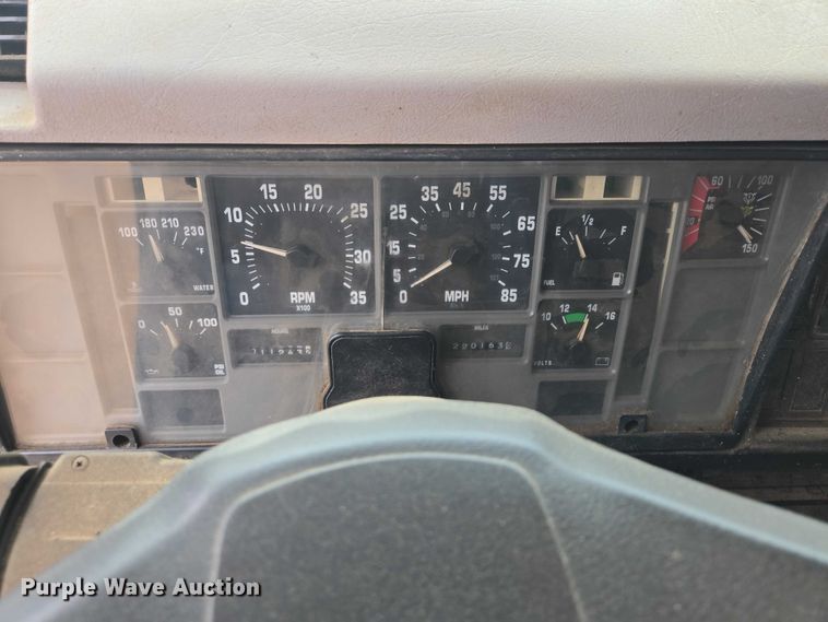 image for item ER1615 1999 International 2554 oil distributor truck