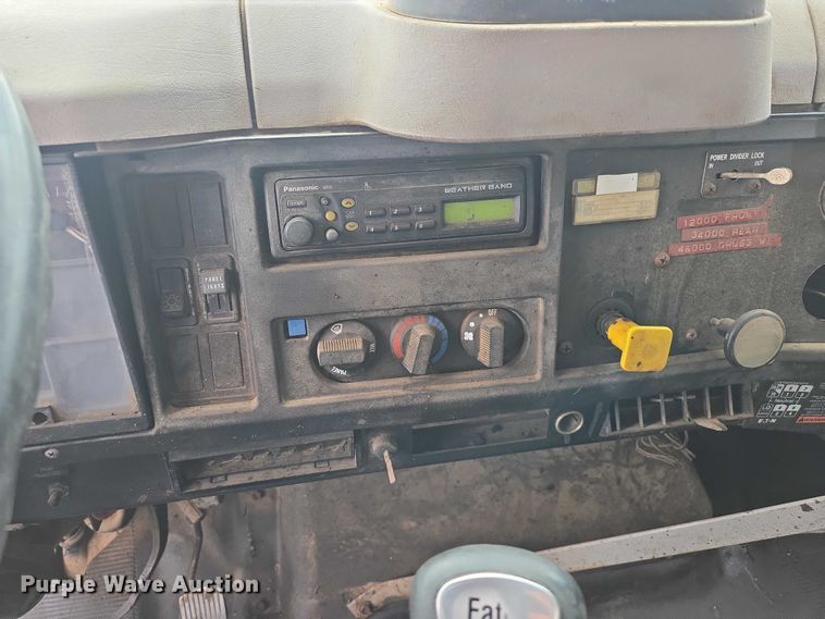 image for item ER1615 1999 International 2554 oil distributor truck
