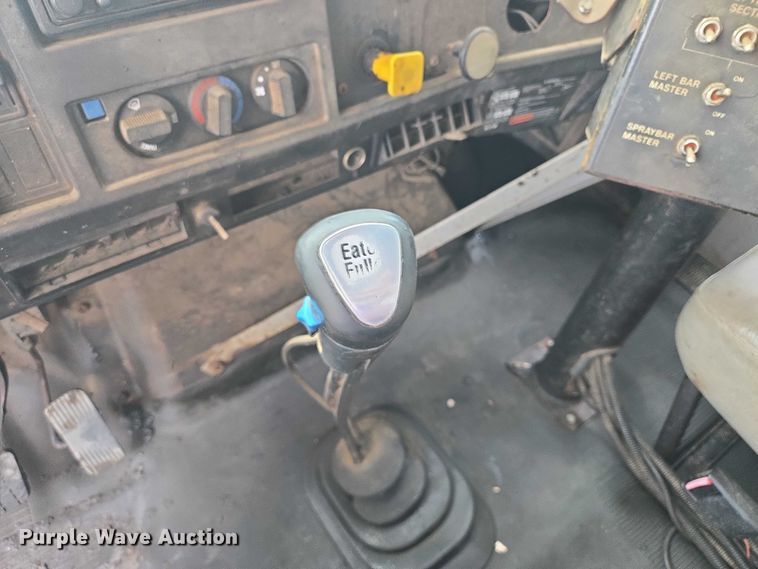 image for item ER1615 1999 International 2554 oil distributor truck