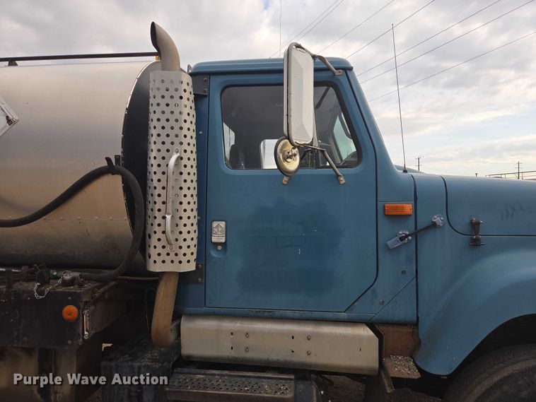 image for item ER1615 1999 International 2554 oil distributor truck