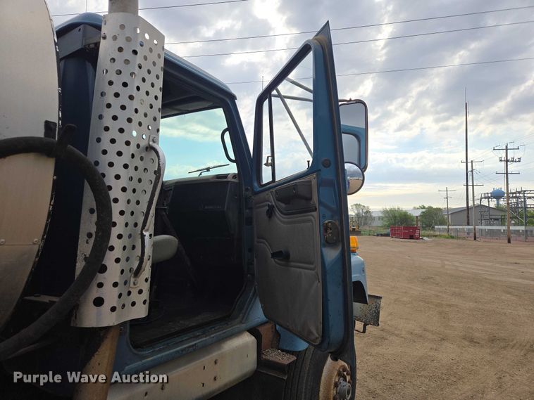 image for item ER1615 1999 International 2554 oil distributor truck